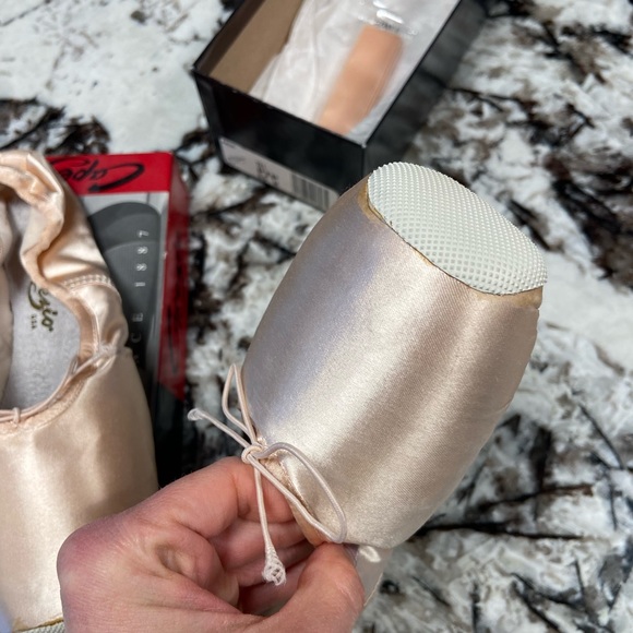 Capezio Aria Pointe shoes size 8.5 with rubber toe grips added NWT - Picture 3 of 10